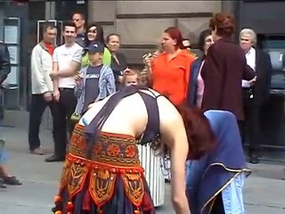 فتاة تخلع ملابسها  بوسط الساحه الرئيسيه في فيننا