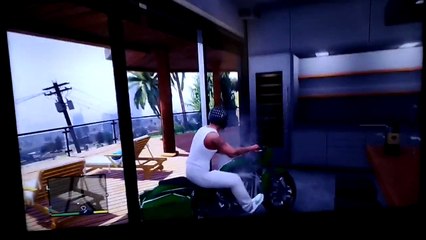 Entrando a la casa con una moto gta 5