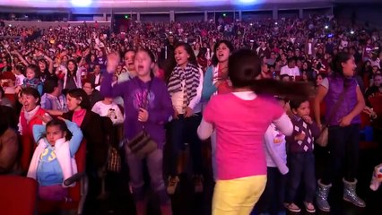 Violetta en Vivo - Tini, Jorge y Facu se divierten durante el viaje