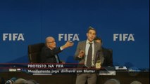 Joseph Blatter é alvo de protesto na Suíça