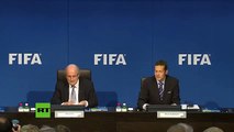Le lanzan billetes a Joseph Blatter en plena conferencia de prensa
