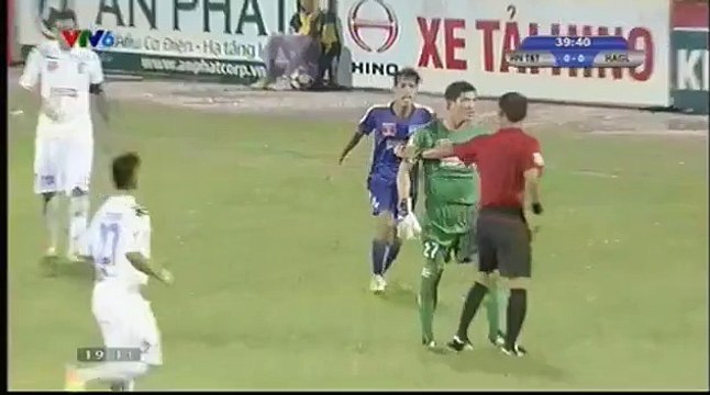 Cu nga qua kheo cua Samson giup Ha Noi T&T duoc huong qua phat den