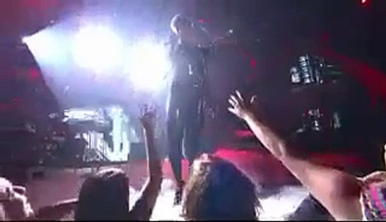 Rihanna - Rockstar 101 (Live At American Idol 2010)