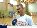 Andris Biedriņš māca bērniem basketbolu