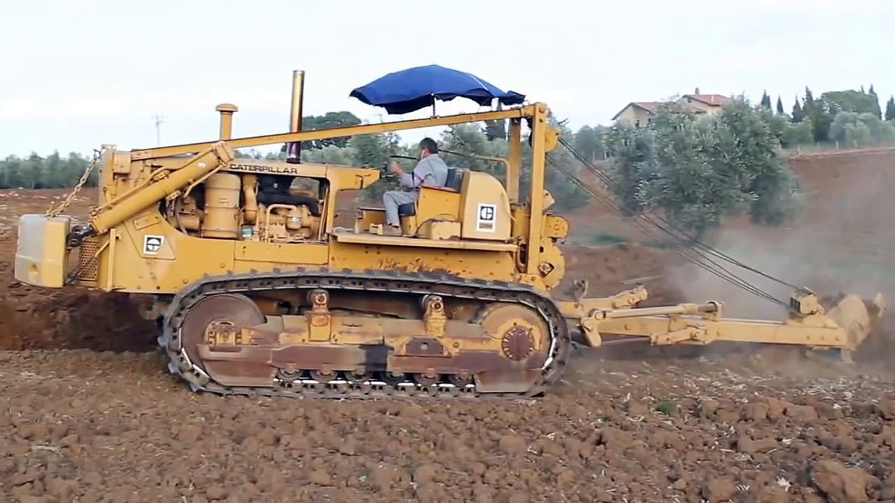 caterpillar d8h con aratro da scasso al lavoro in salita 10%