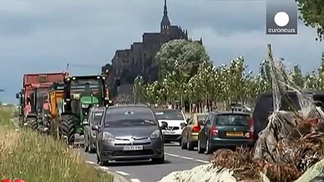 Ganaderos bloquean el noroeste de Francia para reclamar una subida de precios