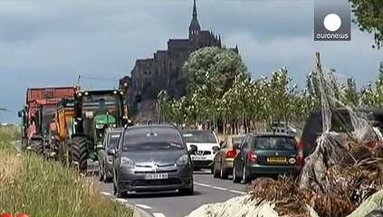 Des agriculteurs en colère bloquent l'accès au Mont Saint Michel