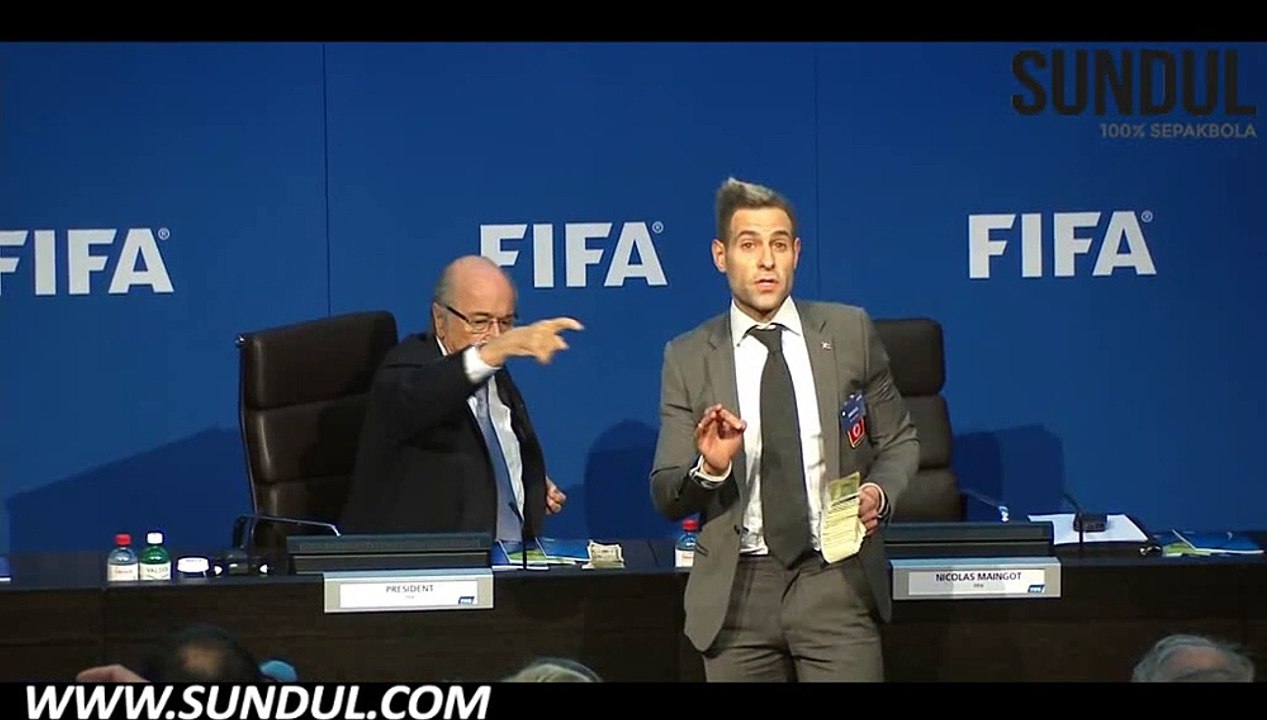 Sundul TV: Sepp Blatter showered with money at the Press Conference | Berita Bola, Cuplikan Gol, Video Bola