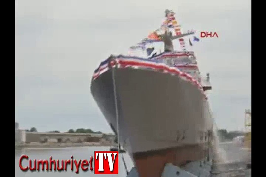 Dev savaş gemisinin yan yattığı an kameralarda