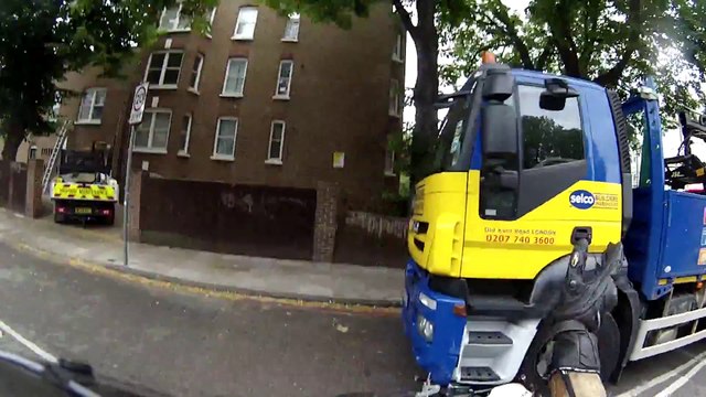 Un motard se fait écrasé par un camion qui ne l'a pas vu - Moto broyée