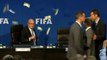 Douche de billets pour le corrompu Sepp Blatter en pleine conférence de presse - Très bonne blague