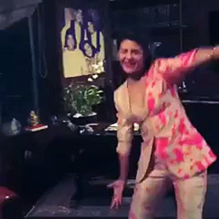 Indain actress Jacqueline Fernandez show boobs wish brihtday By Daily Fun