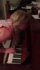 Sleepwalker girl plays Piano while sleeping!