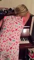 Une fille somnambule joue du piano en dormant - Flippant