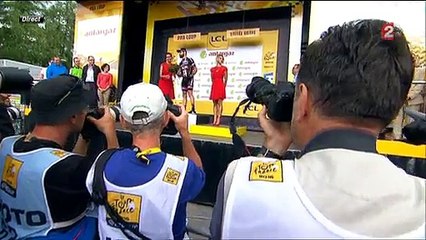 Estrosi profite de sa présence sur le Tour pour rappeler qu'il a "fait l'ascension du Mont-Blanc il y a 15 jour