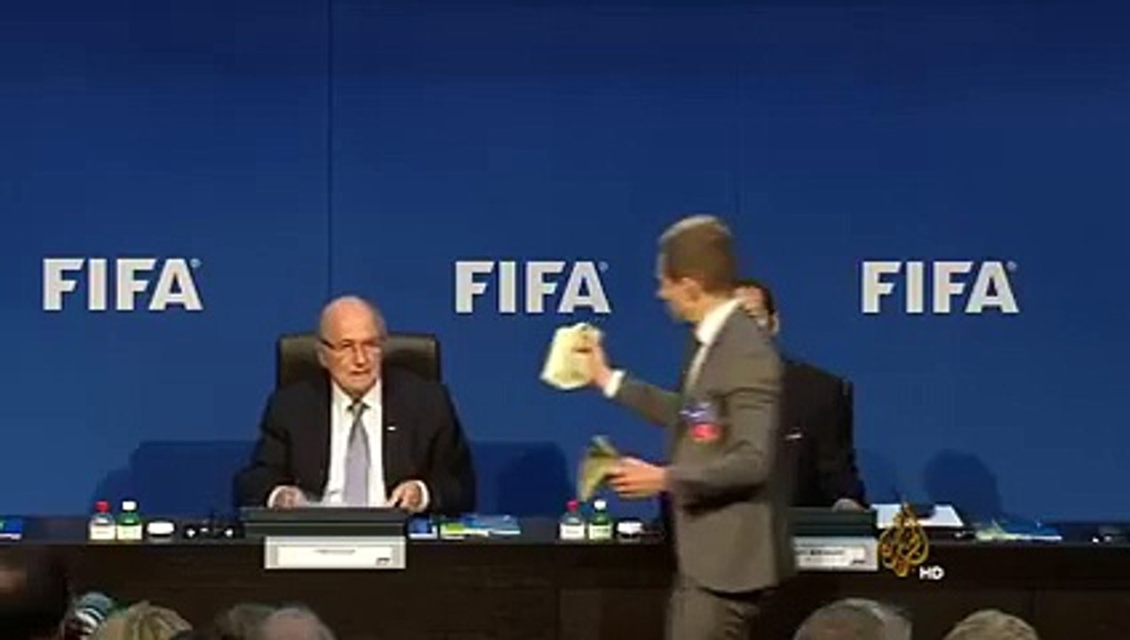 شاهد كيف أهان مواطن بريطاني بلاتر على المباشر