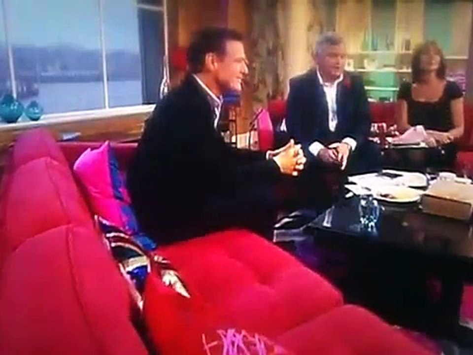 BRYAN ADAMS INTERVIEW ON 'THIS MORNING' 5TH NOV 2010.AVI