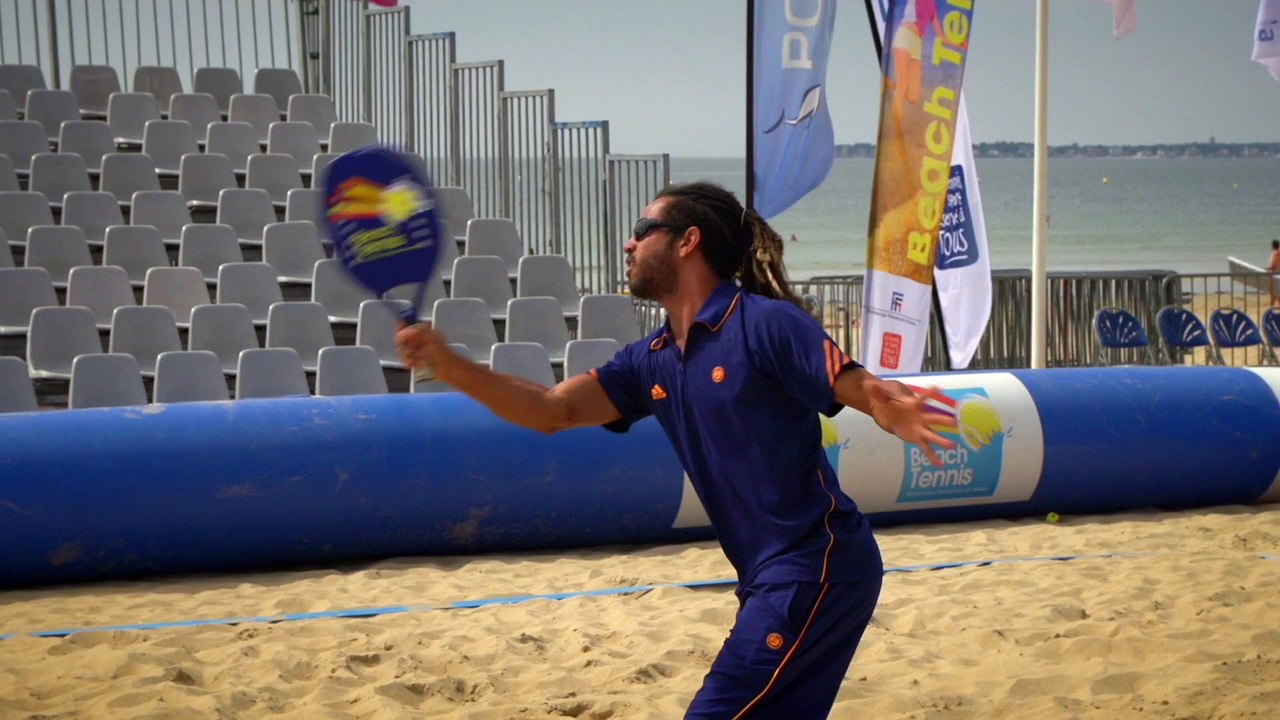 Le beach tennis - les coups : Le coup droit et le revers