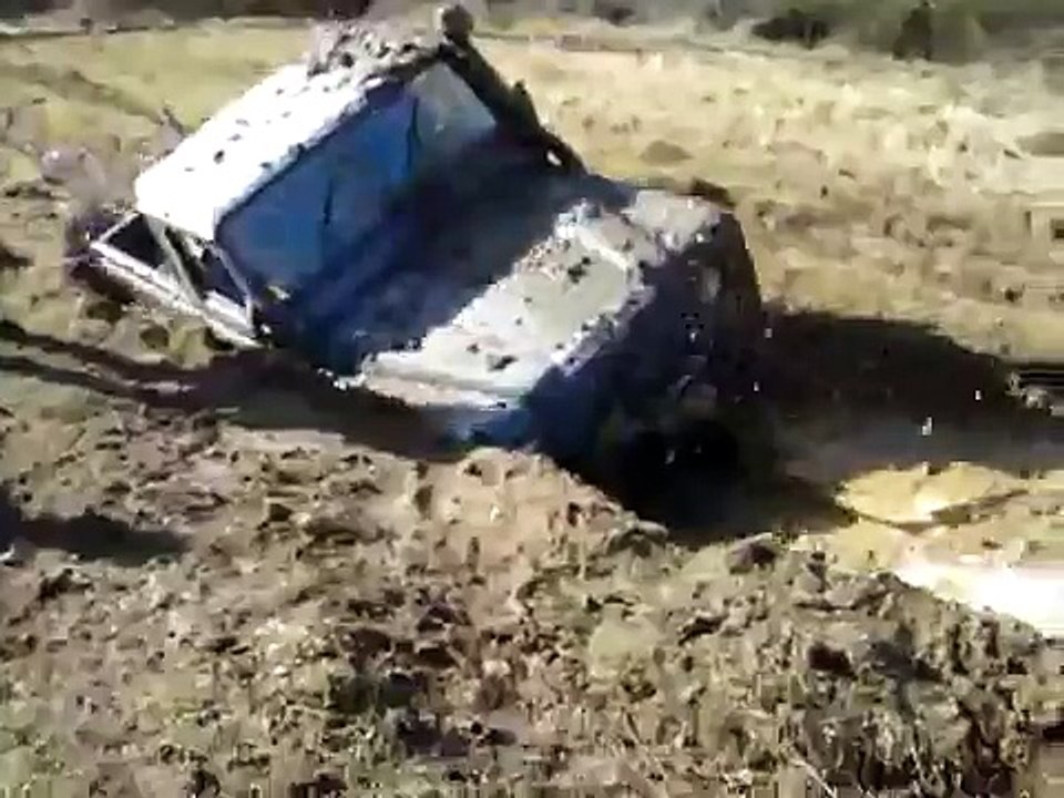 Jimbob goin thru a deep muddy hole