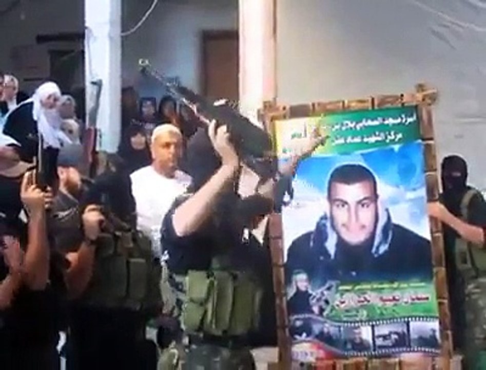 في ما يلي ليس مشهد من باب الحارة  بل هو مشهد حقيقي في منزل شهيد لكتائب القسام كلام يقشعر البدن