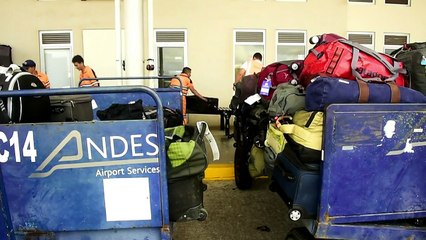 Tải video: Turistas sin souvenirs de Galápagos por ley ambiental