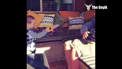 Babası tarafından şaka yapılan bebek