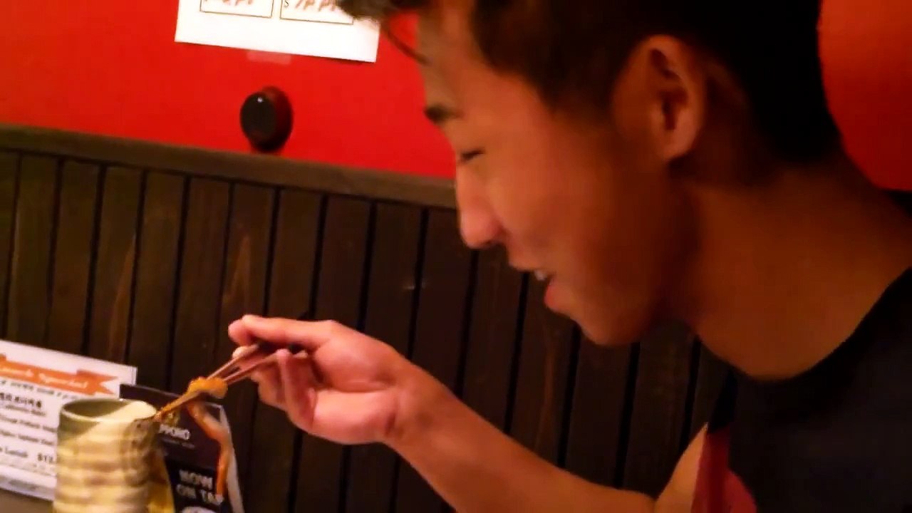 Manger des tentacules de pieuvre qui bougeant encore