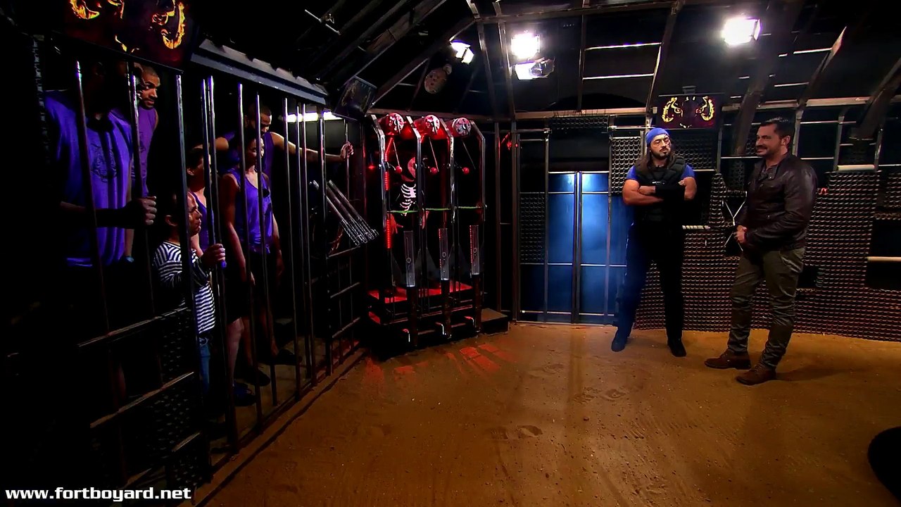 Fort Boyard 2015 : extrait de Tony Parker dans le "Cabestan" de La Cage face à Moundir (émission du 25 juillet 2015)