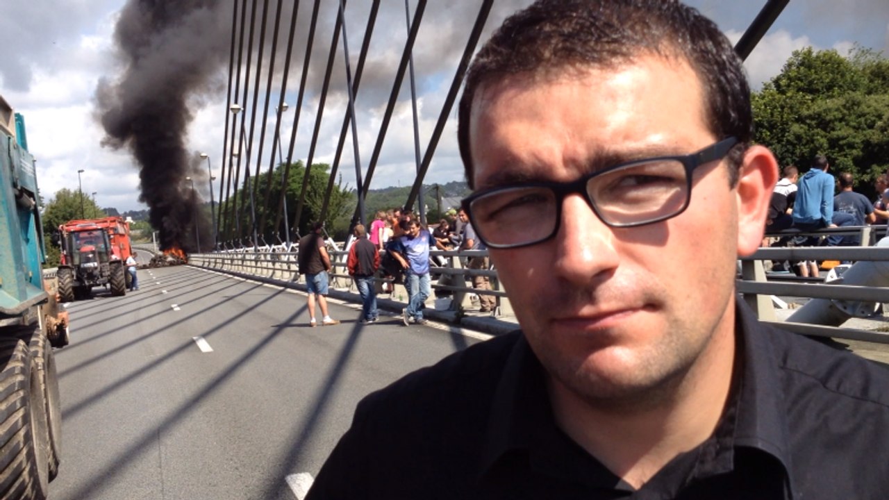 Les agriculteurs en colère bloquent le pont de l'Iroise