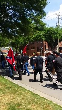 Un troll s'incruste dans une marche du KKK