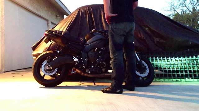 2011 Yamaha FZ8 exhaust sounds
