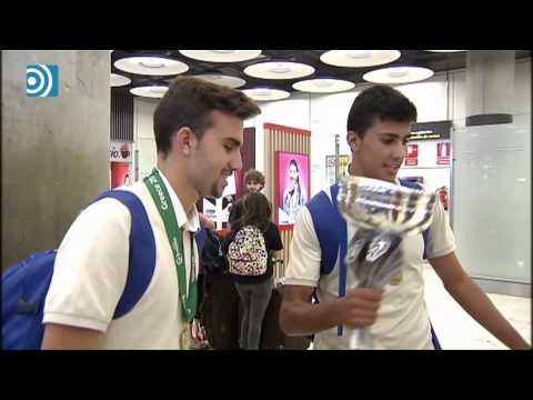 Los campeones Sub-19 ya están en España con la copa de campeones