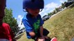Un gamin de 3 ans fait ses premiers tricks en Skate - Trop mignon