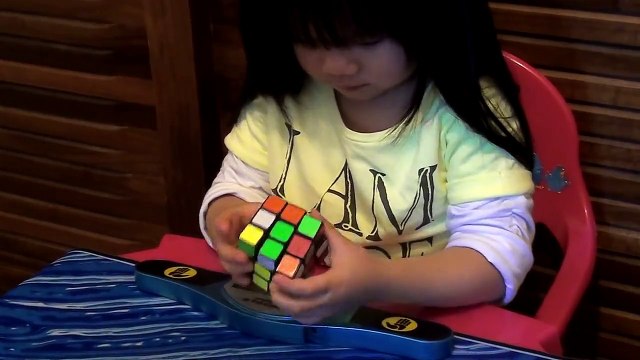 Une Fillette de 2 ans Résout un Rubik's Cube en 1mn10 !