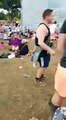 Un gars se lache sur Uptown funk pendant le festival T in the Park - Danse de fou