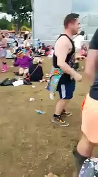 Un gars se lache sur Uptown funk pendant le festival T in the Park - Danse de fou