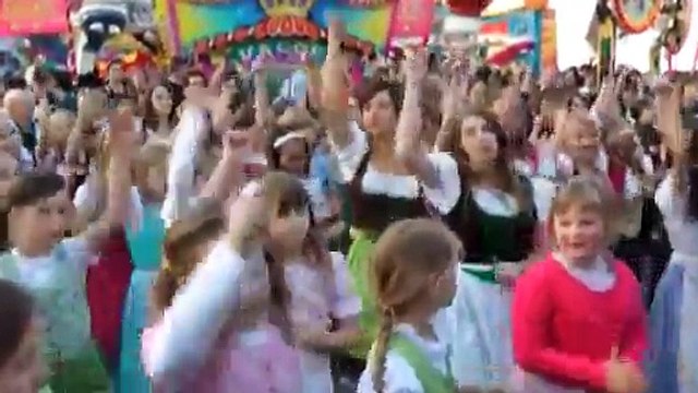 1. Dirndl und Lederhosen Flashmob