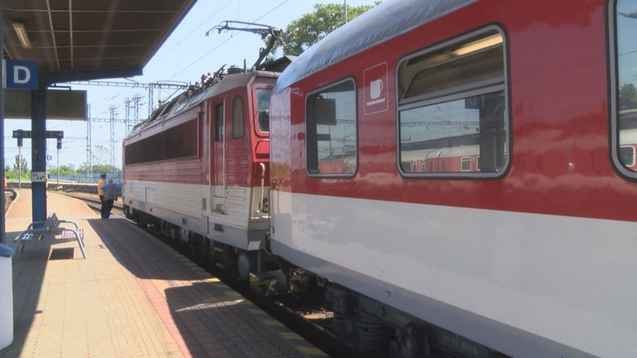 Železnice už ponúkajú teplé jedlo a kávu vo viacerých vlakoch