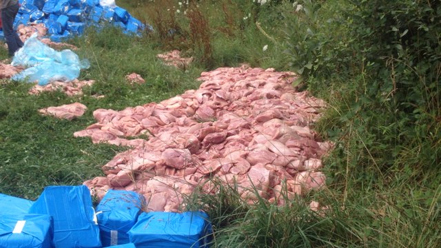 Les agriculteurs vident les camions étrangers