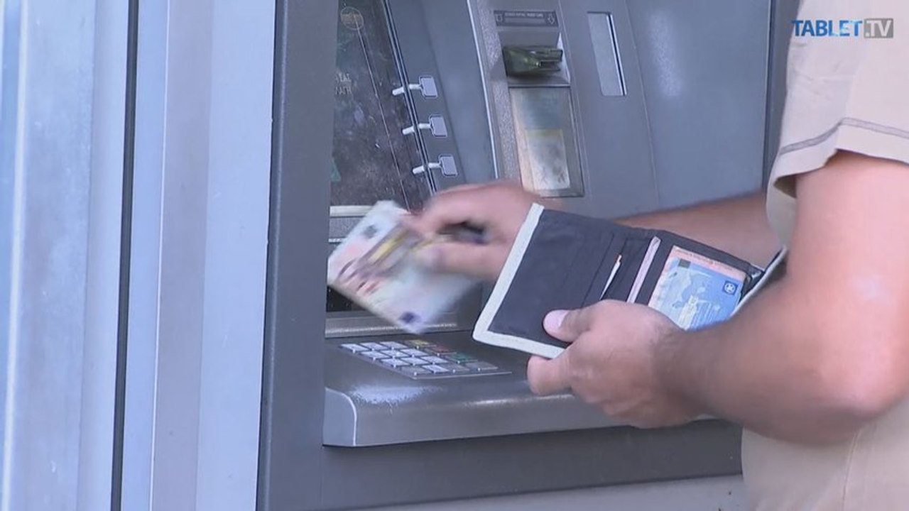 Slováci v Grécku vyberajú z bankomatov viac než je limit pre domácich