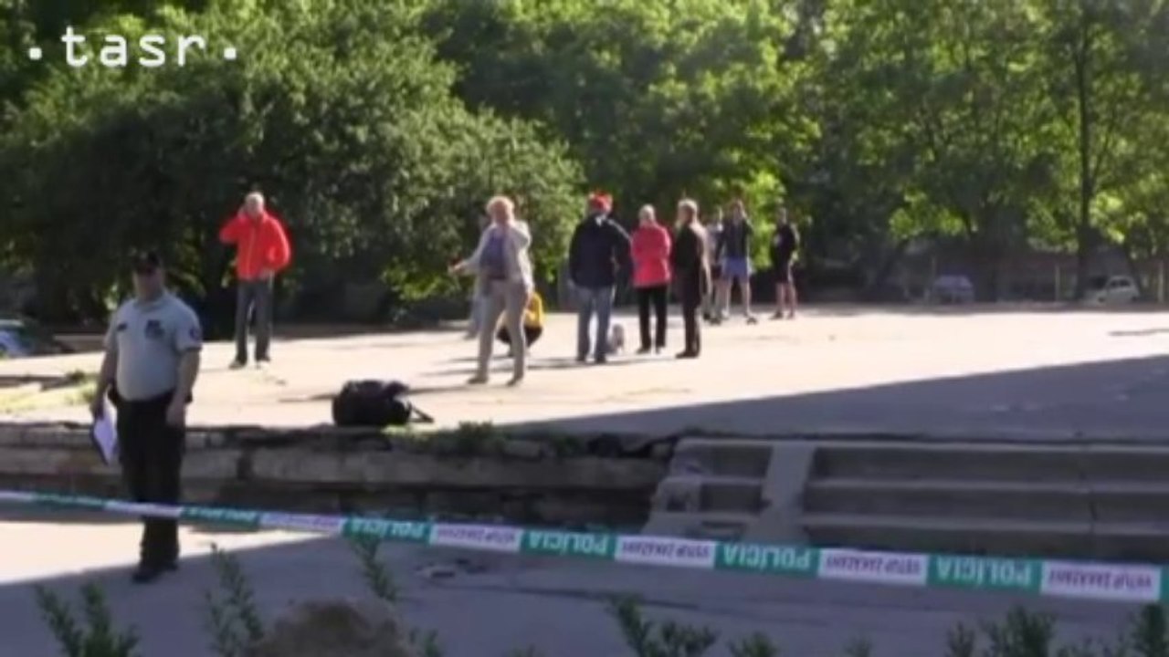 Na Karadžičovej ulici v Bratislave horí byt, ľudí evakuovali