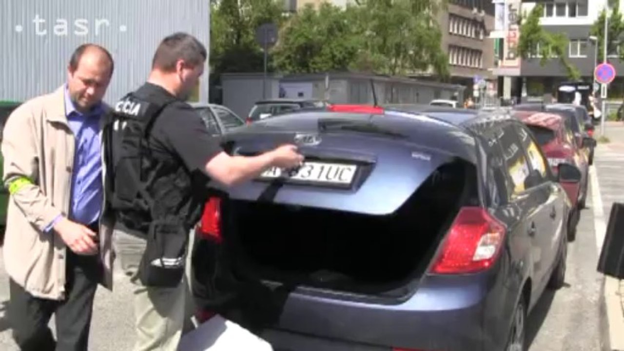 Polícia odniesla z bratislavskej budovy spoločnosti Váhostav-SK desiatky dokumentov