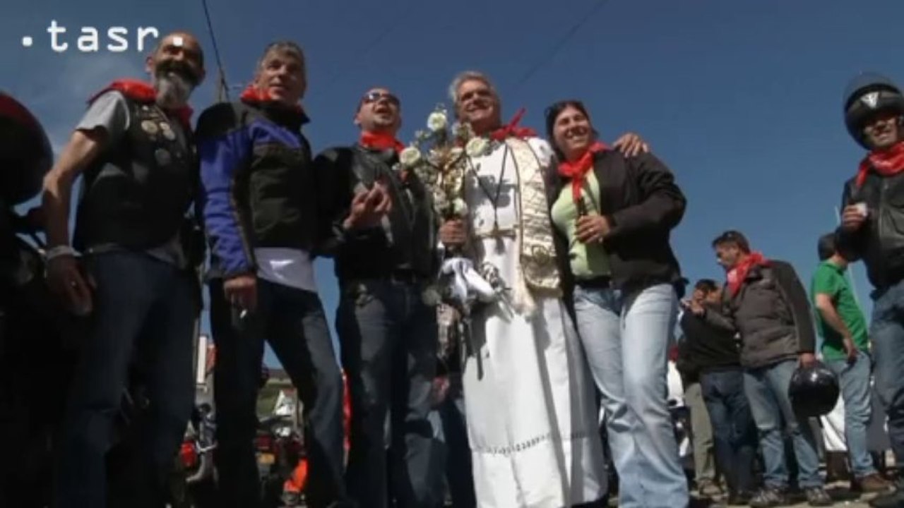 Veľká noc vo svete: V Portugalsku kňaz žehnal veriacim z motorky