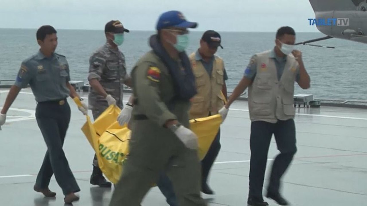 Potápači vytiahli z trupu lietadla AirAsia telá ďalších troch obetí