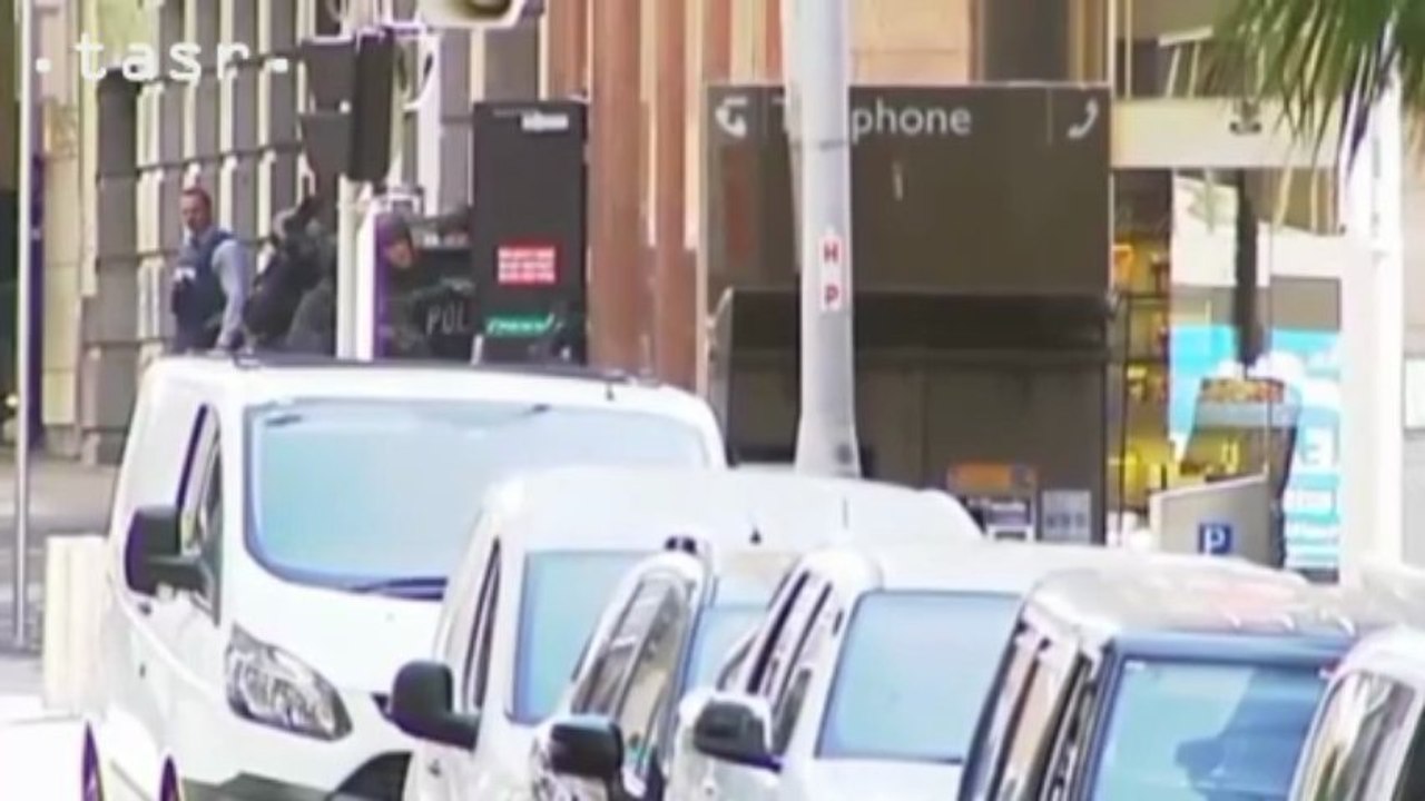 Z kaviarne v Sydney sa podarilo uniknúť trom rukojemníkom