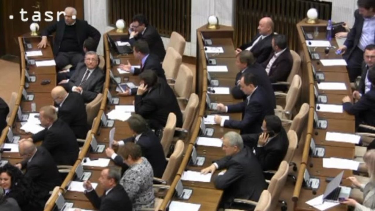 Začala sa mimoriadna schôdza, kde sa opozícia opäť pokúsi odvolať premiéra R. Fica