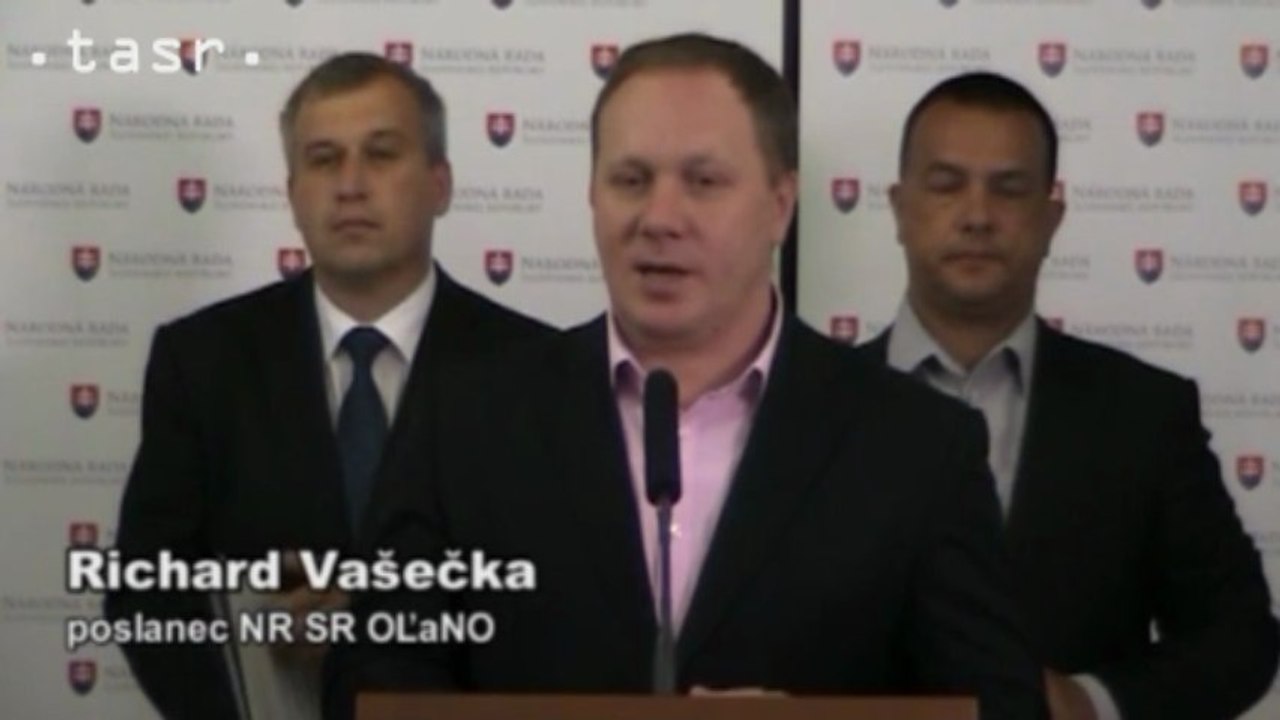 Opozícia odovzdala podpisy na zvolanie mimoriadnej schôdze