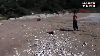 Σκύλος σώζει μωρό από τεράστια κύματα!