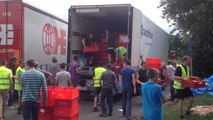 Les agriculteurs vident les camions étrangers