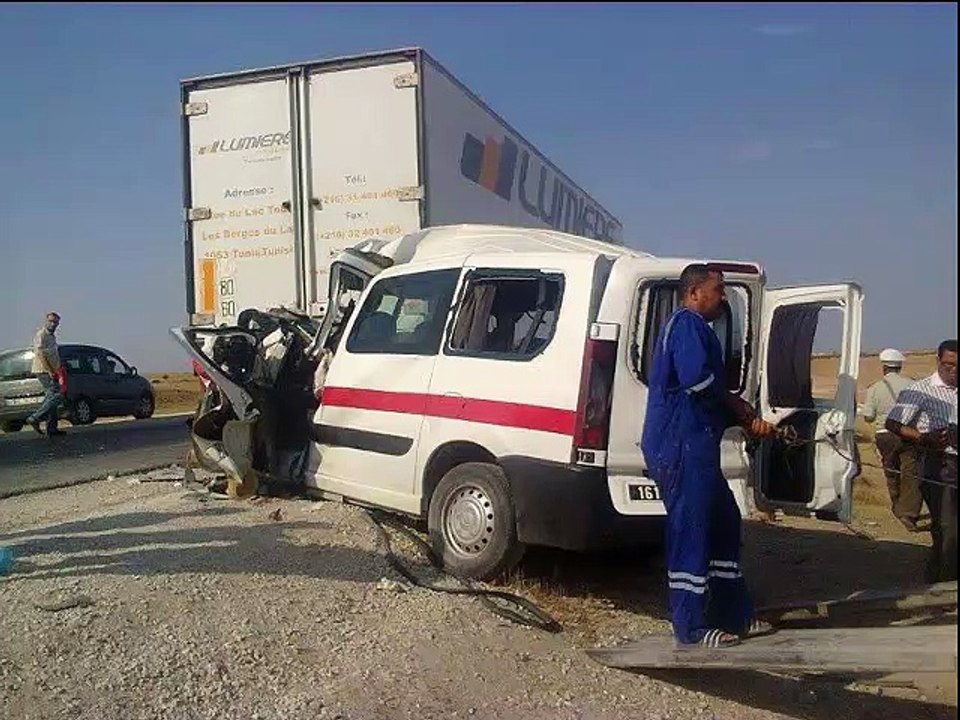 عاجل :o : صور حصرية لحادث مرور مريع يخلف خمسة قتلى وأربعة جرحى بين القيروان والنفيضة :o